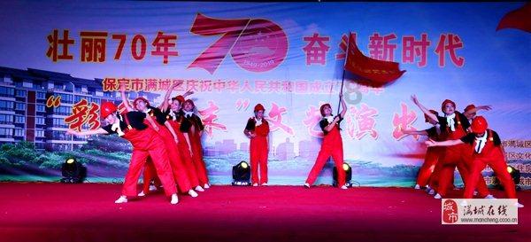 70岁钟发翻拍《僵尸叔叔》,擦边卖肉制作粗糙,票房仅99万
